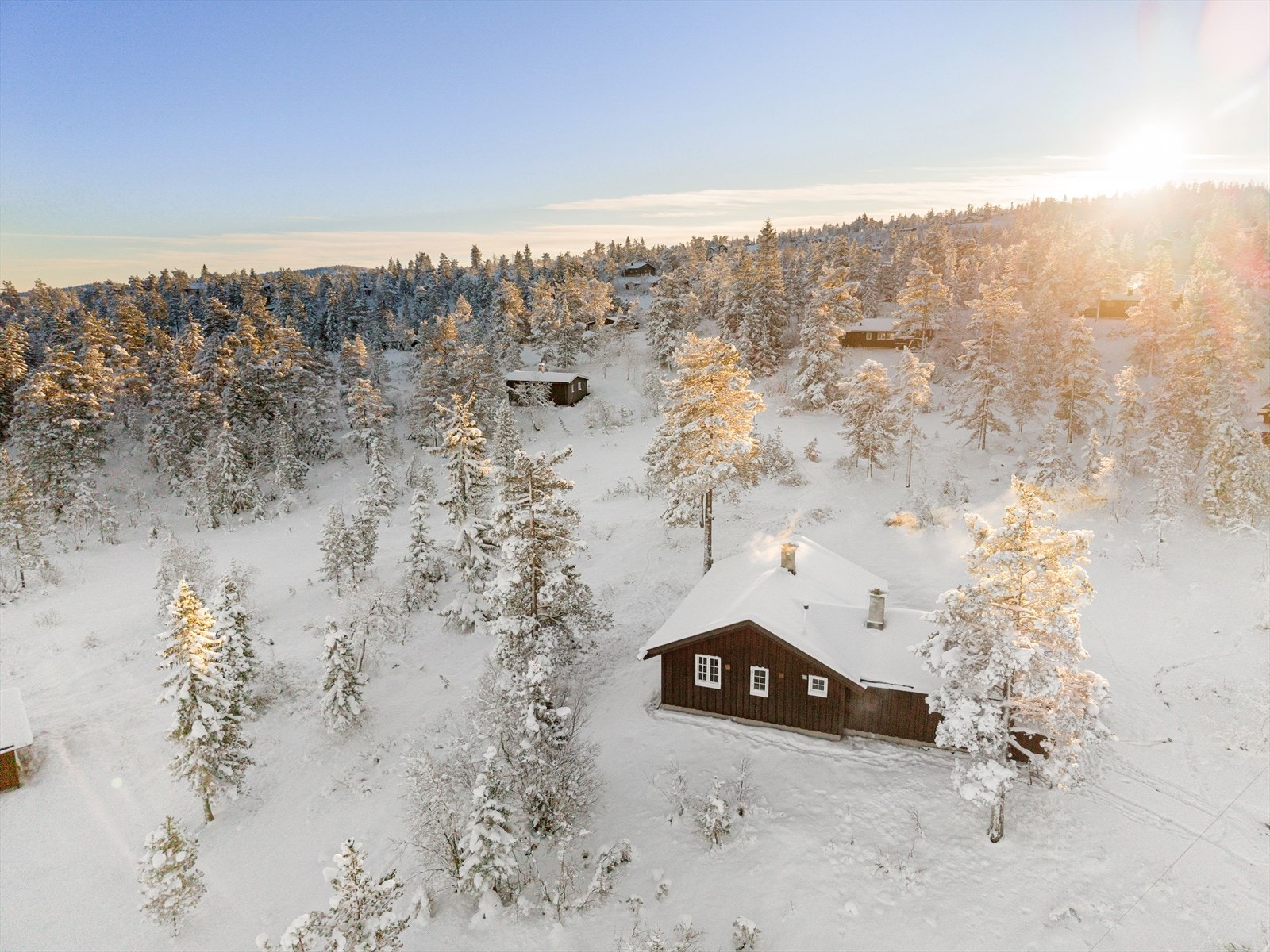 Gode solforhold, med vinkelen på hytta vendt mot vest og sydvest. Galleribilde