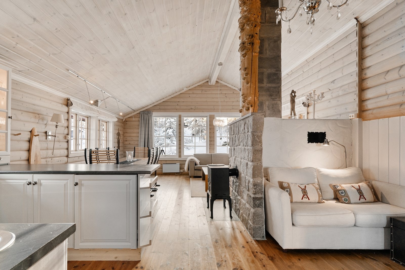 Det er tregulv og klassiske materialvalg i hytta for øvrig, med en varmeeffektiv vedovn mellom spisestue og kjøkken. Galleribilde