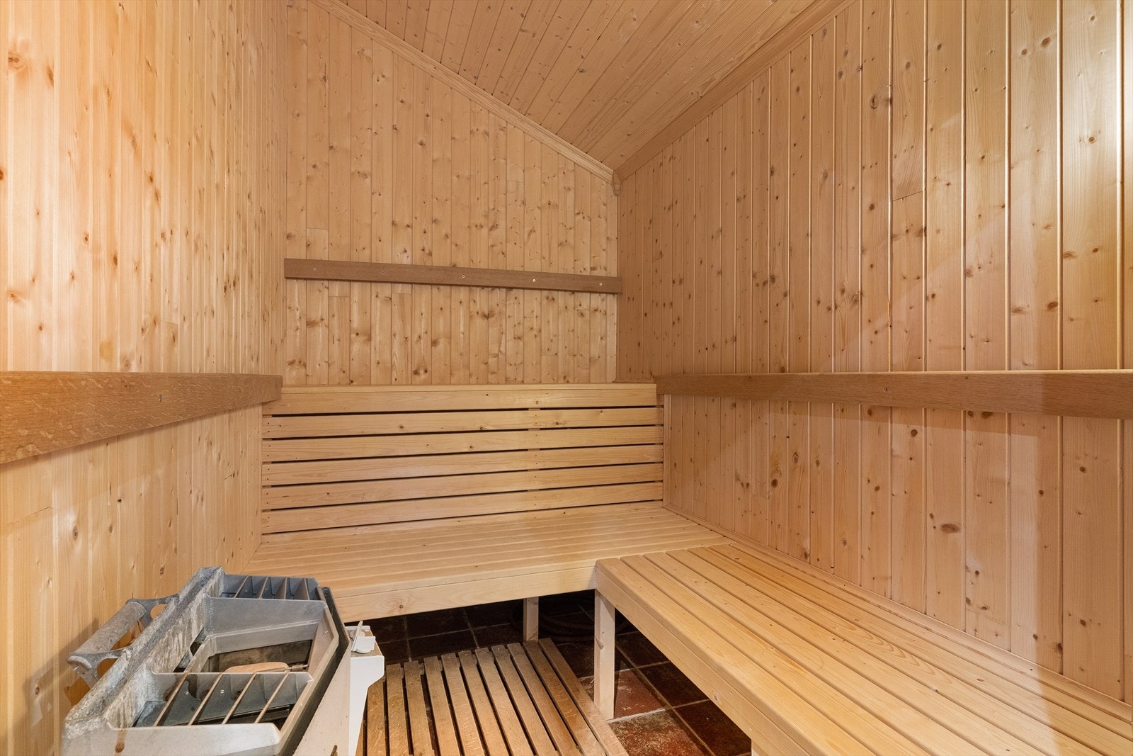 Badet har også umiddelbar tilgang på et flott badstuerom, også her med høy himling og god plass. Galleribilde