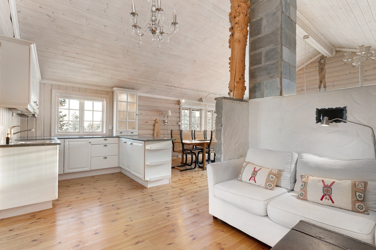 Videre fra gangen har man et stort og luftig oppholdsrom, som er soneinndelt i kjøkken, spisestue og spisestue. I tillegg har man en ekstra sofakrok, perfekt for en god bok. Galleribilde