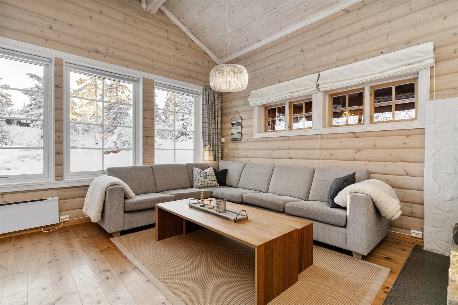 De store vindusflatene gir god kontakt til omkringliggende natur. Galleribilde