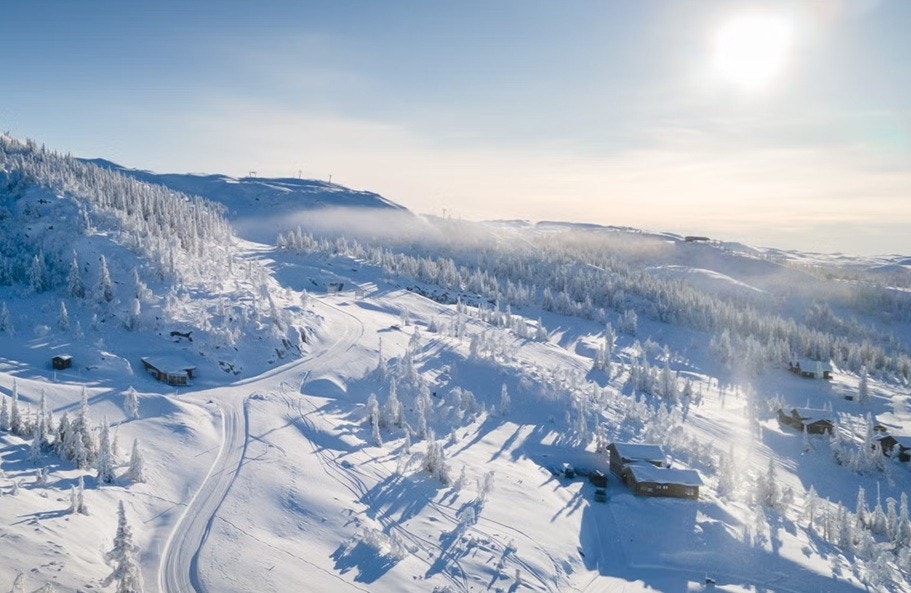 Tomtene ligger øverst i etablerte Natten hyttefelt. Høyfjell i den ene retningen, øverste alpinnedfart i den andre Galleribilde