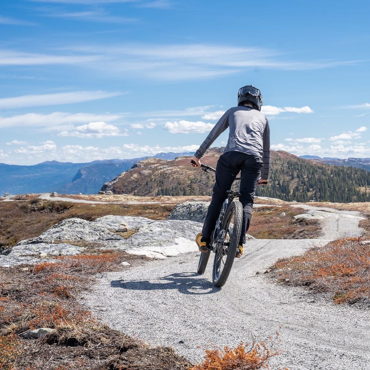 Sykkelmulighetene er også mange, direkte tilgang til høyfjellet til fots eller med sykkel Galleribilde