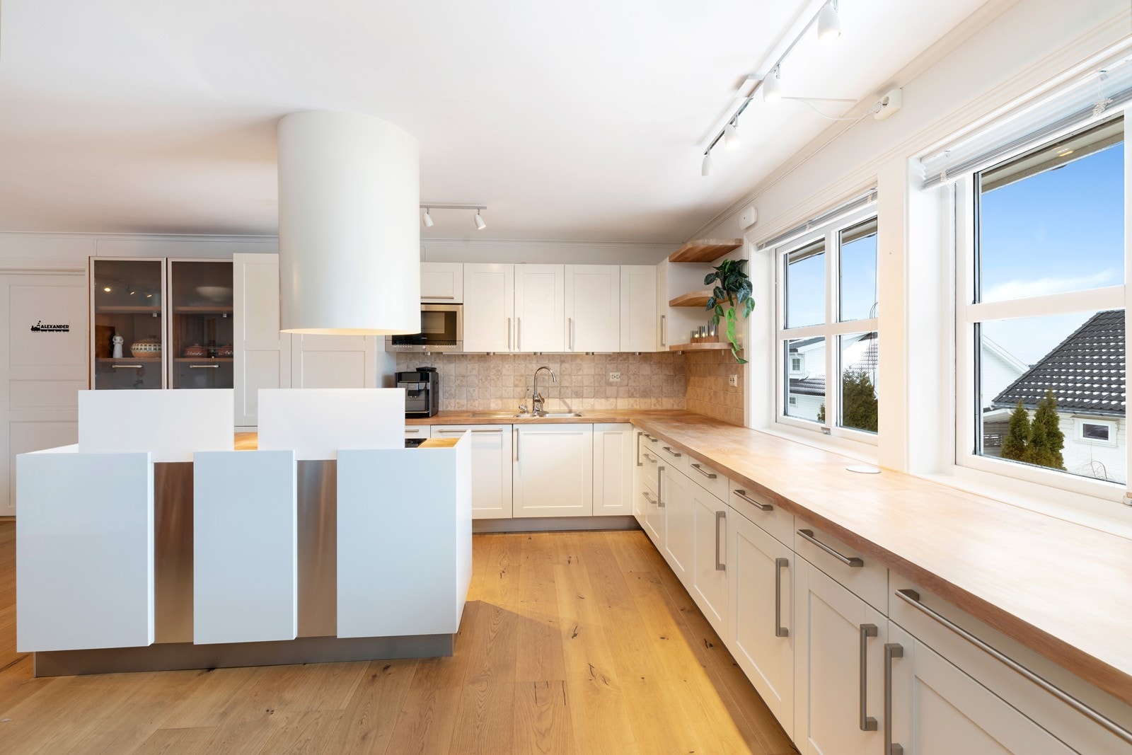 Kjøkkeninnredningen fra HTH som har godt med skap- og benkeplass. Galleribilde