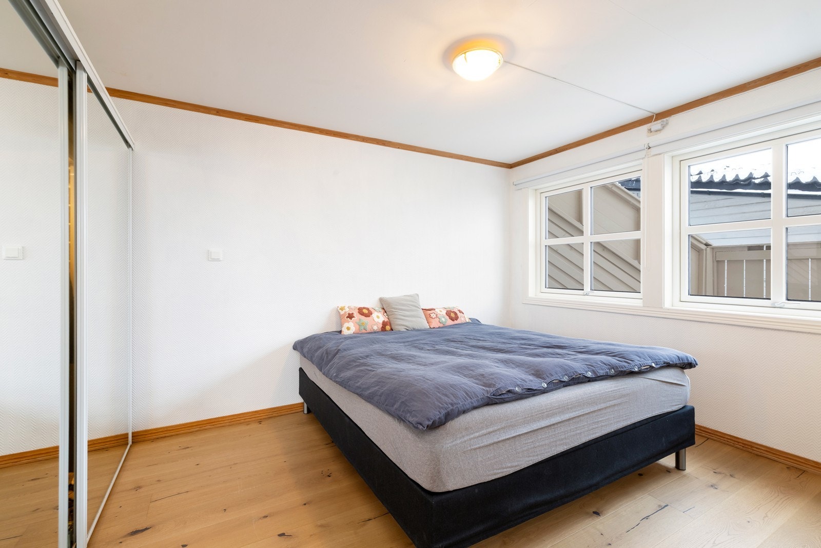 Hovedsoverom med skyvedørsgarderobe. Galleribilde