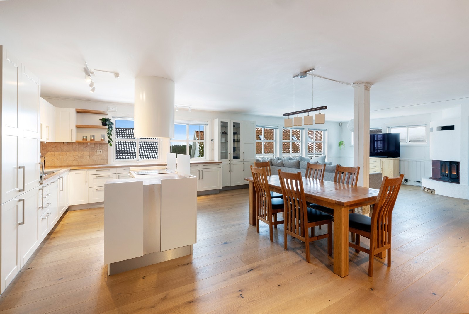 Meget romslig stue med åpen kjøkkenløsning Galleribilde