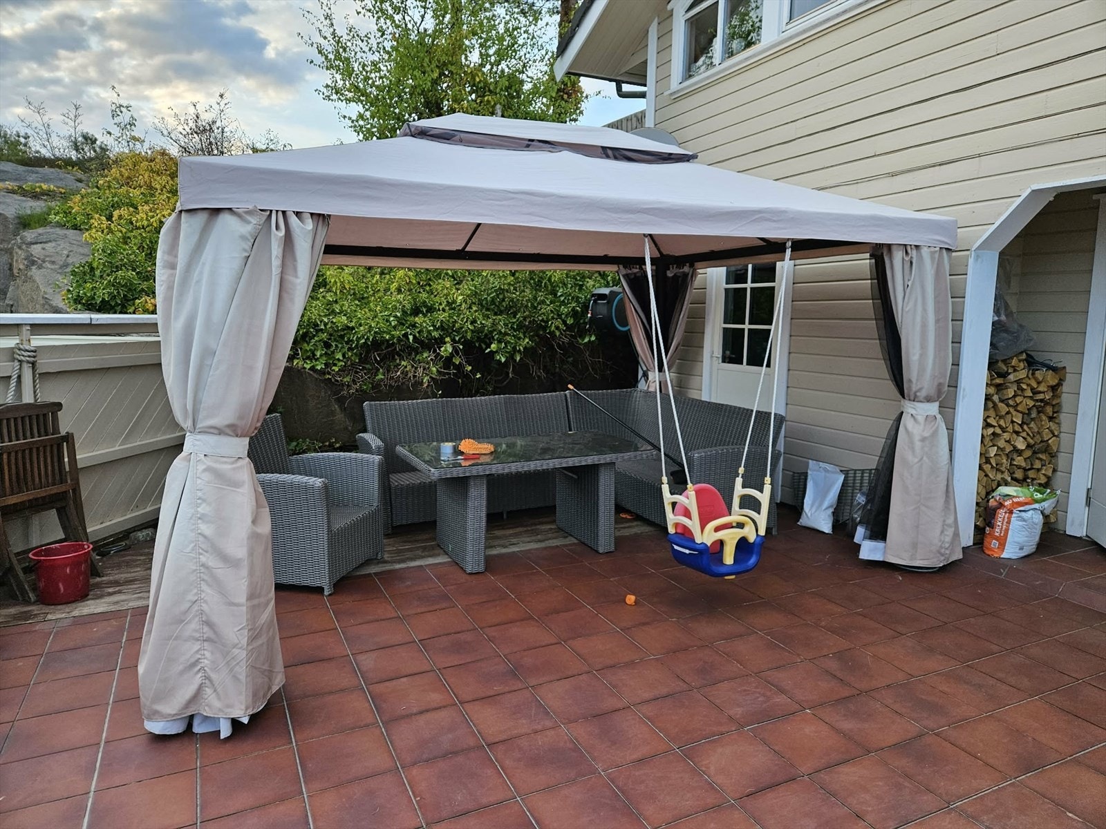 Terrasse på sommerstid. Galleribilde