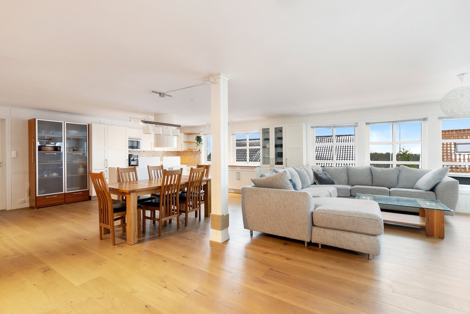 En romslig 4-roms selveierleilighet beliggende i et barnevennlig område. Garasje og stor solrik terrasse. Galleribilde