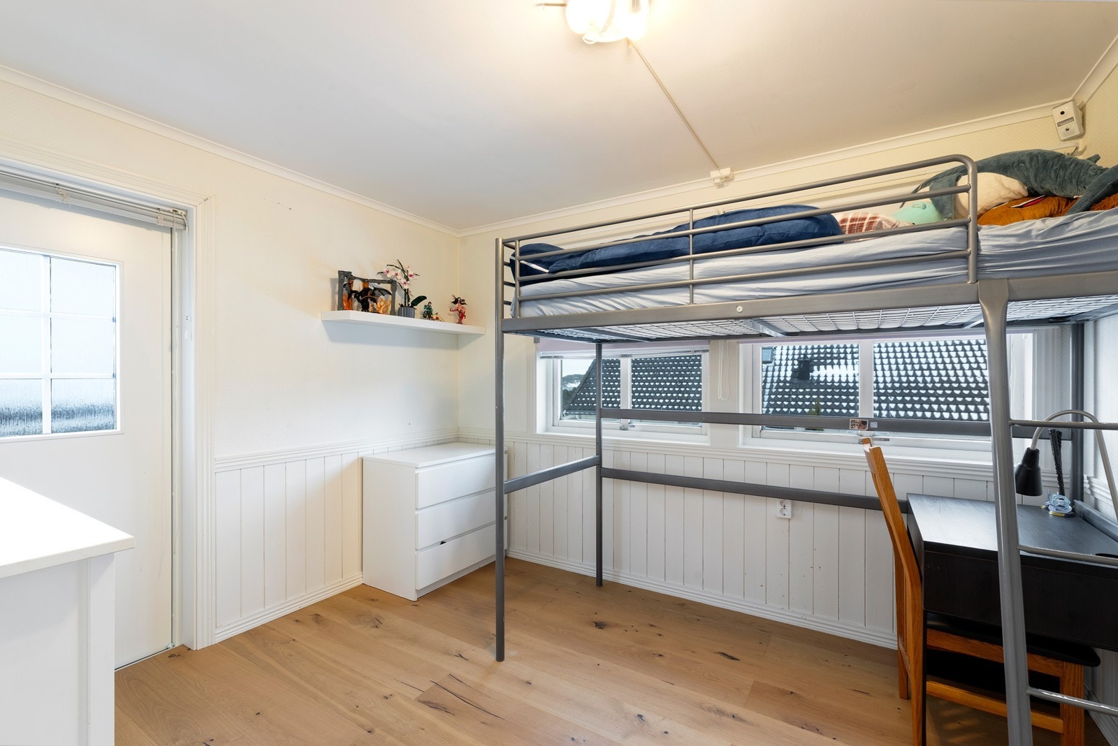 Soverom 3 med gjennomgang via soverom 2. Varme i gulv. Utgang felles terrasse på østsiden. Galleribilde