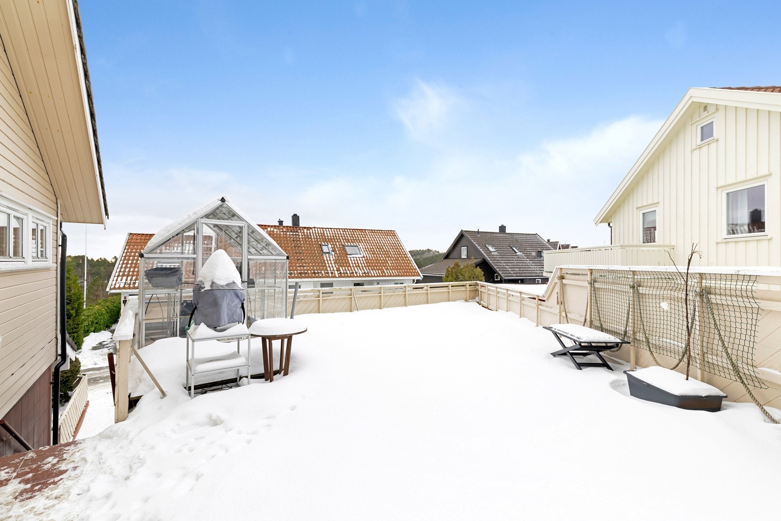 Stor solrik terrasse. Galleribilde