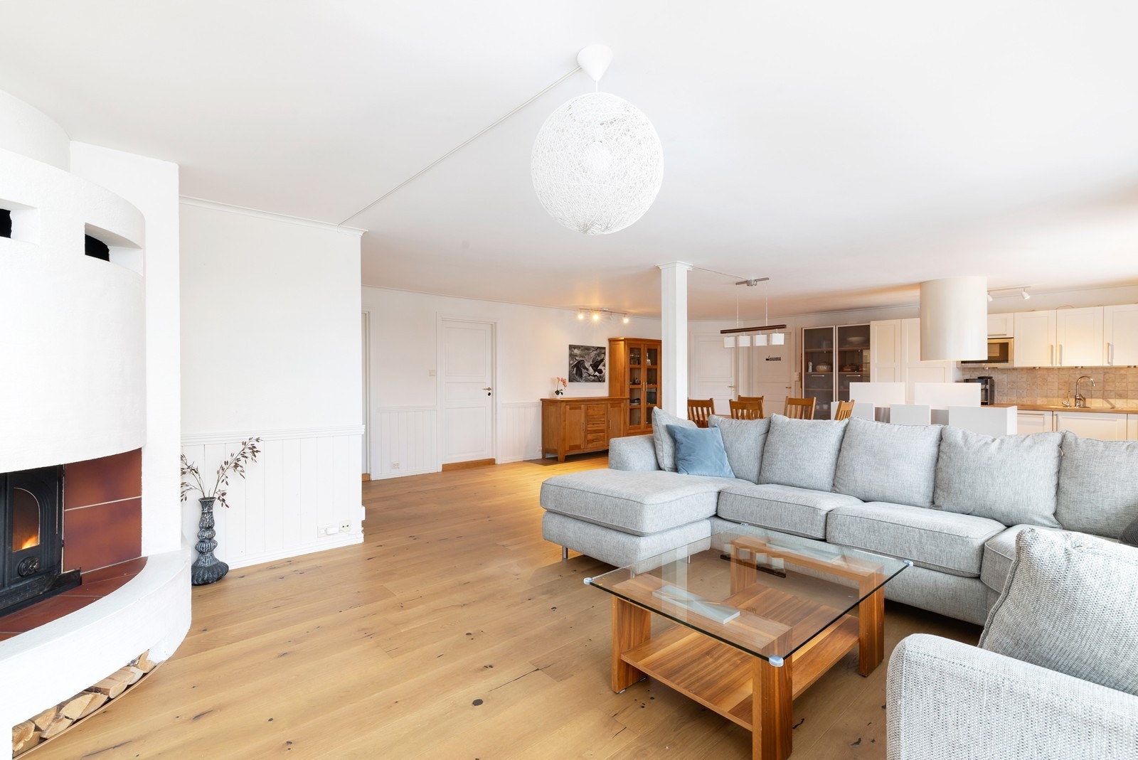 Stuen har god plass til både spisestue og sofagruppe. Galleribilde