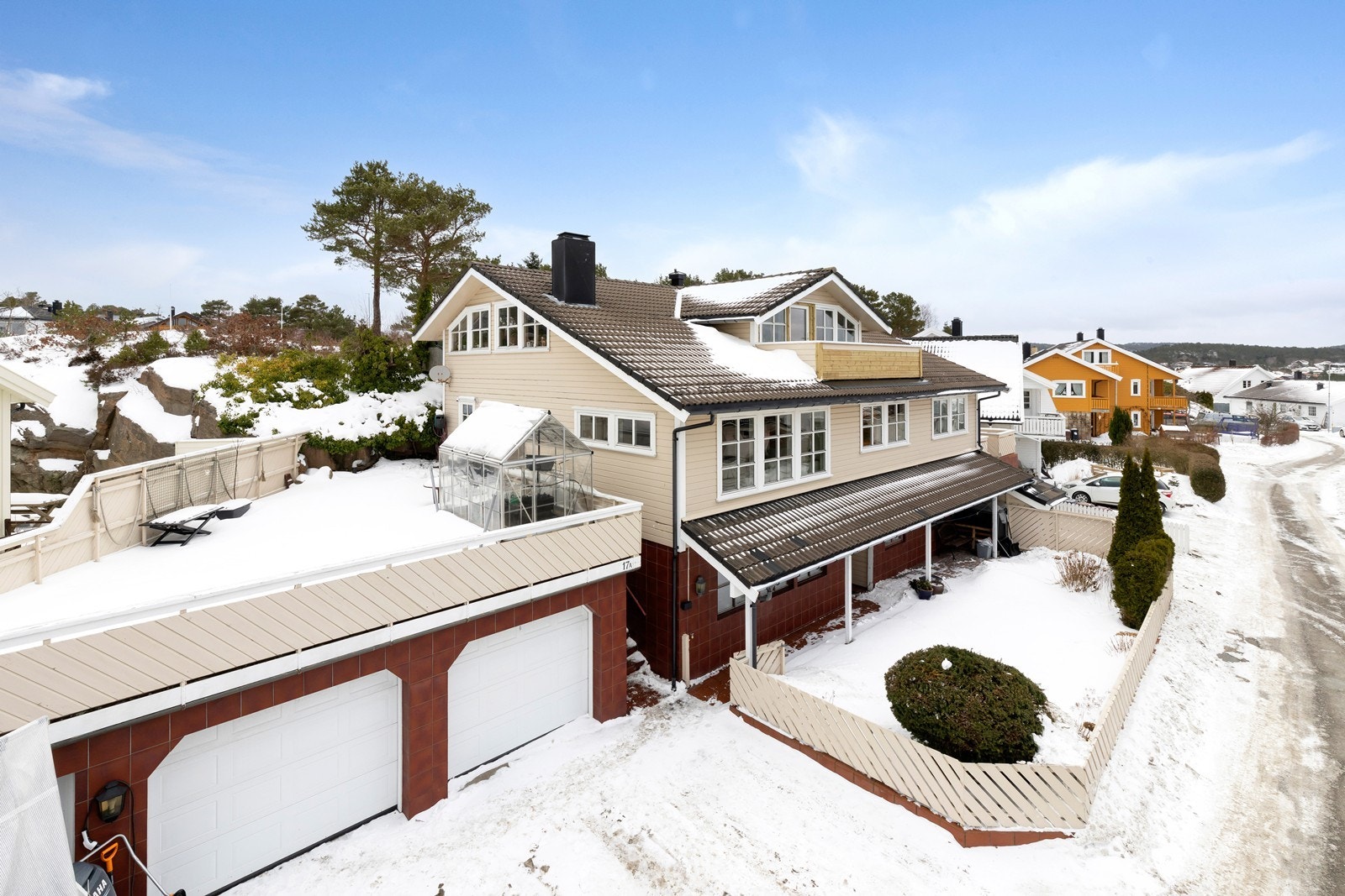 Garasje på vestre siden medfølger samt hele terrassen over begge garasjene. Galleribilde