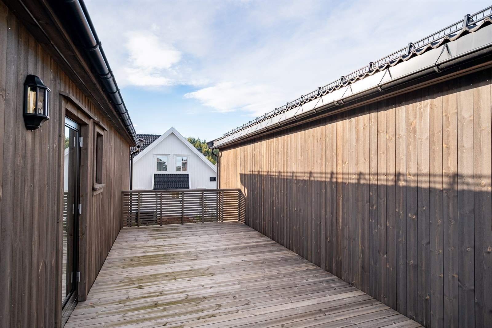 Skjermet terrasse med utgang fra stuen i 2.etasje Galleribilde
