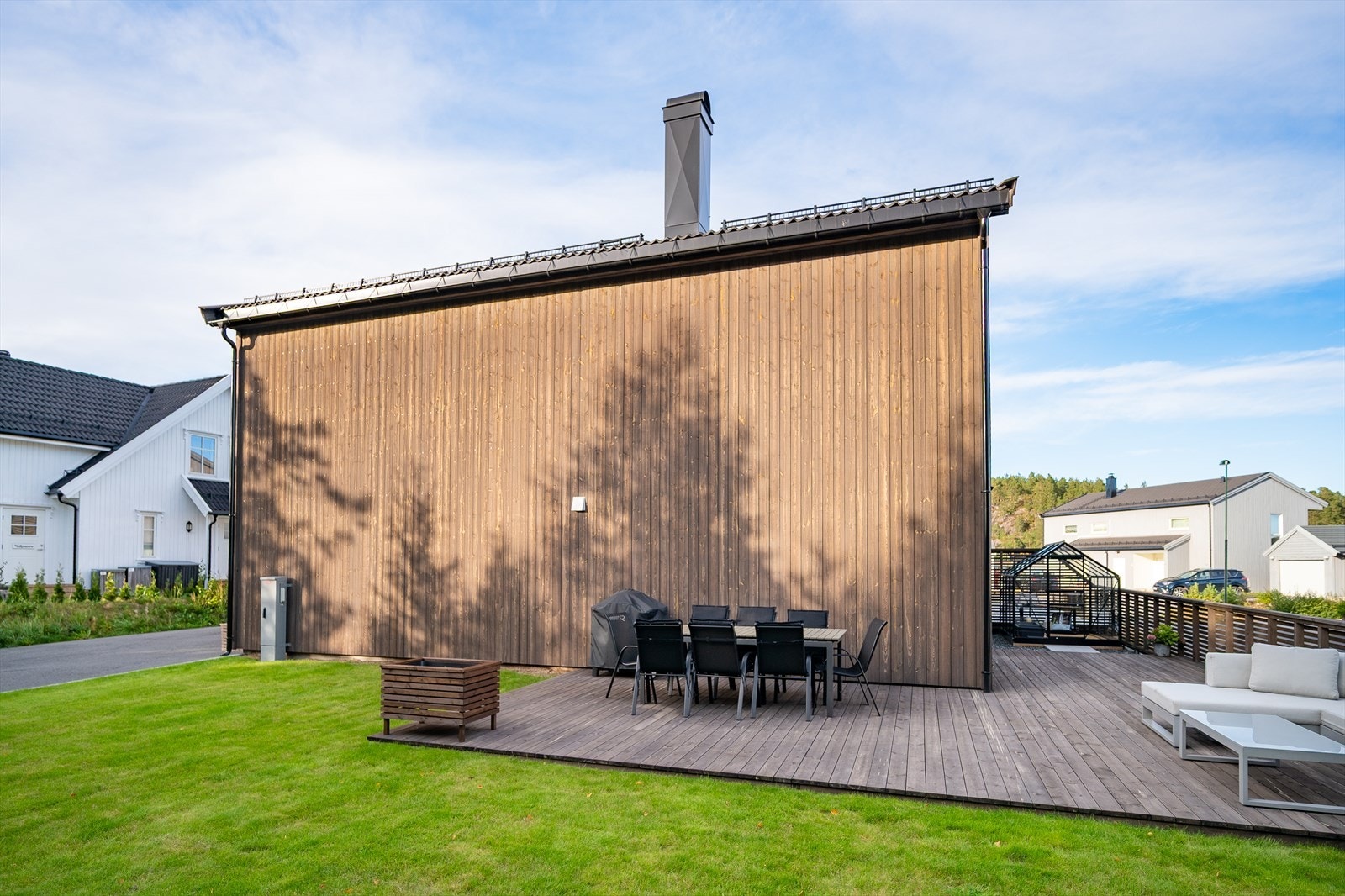 Tomten er lett tilgjengelig og det er god plass til utemøblement Galleribilde