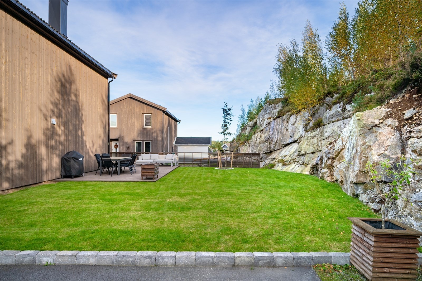 Luftige og skjermede plenareal tilgrenset friområde Galleribilde