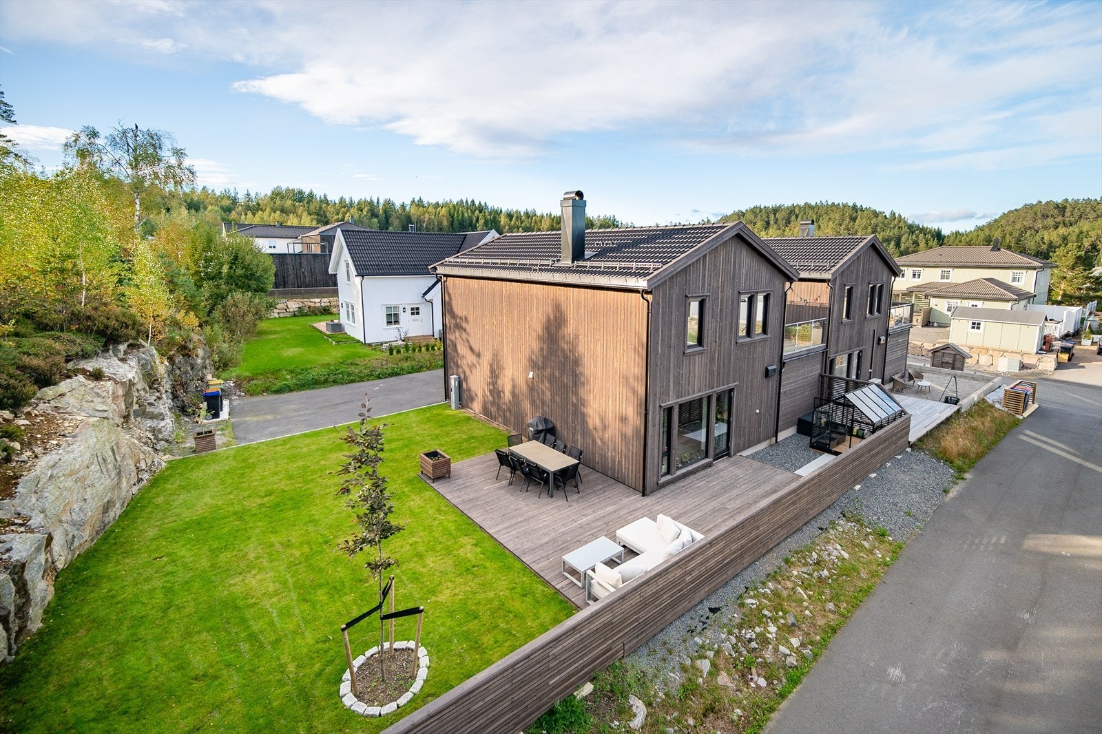 Eiendommen har en pent opparbeidet endetomt med gode solforhold Galleribilde