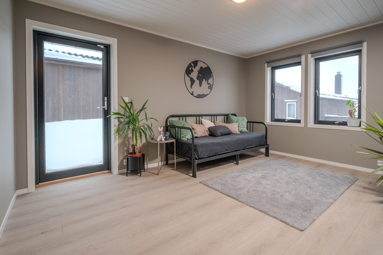 Luftig loftstue med god plass til møbler og direkte utgang til skjermet terrasse Galleribilde