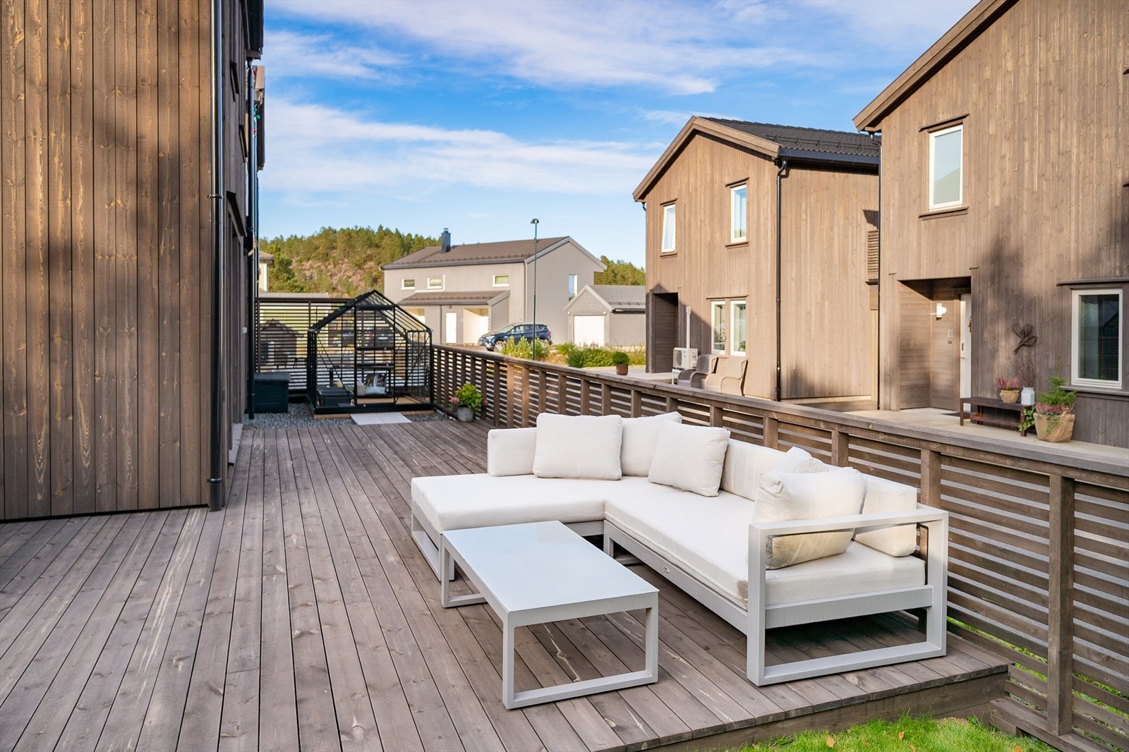 Tomten og utearealene er pent opparbeidet og fremstår lettstelt Galleribilde