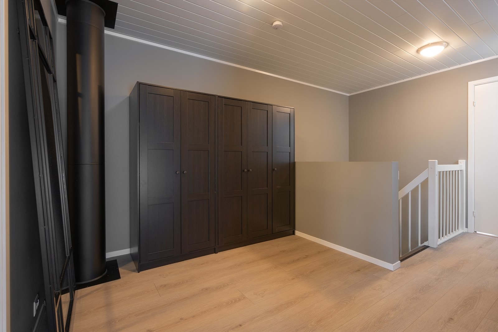 God lagringsplass ved trapp i 2.etasje Galleribilde