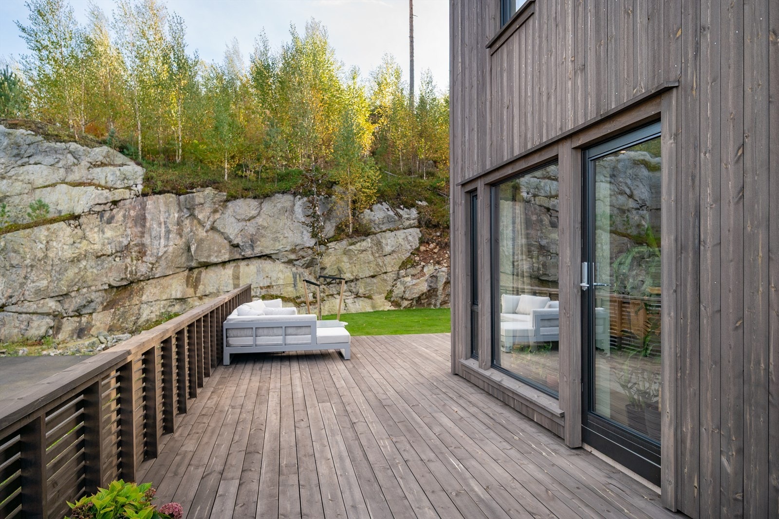 Enkel adkomst fra boligen til terrasse og hage Galleribilde