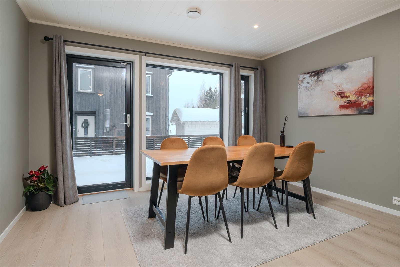 God plass til spisebord ved kjøkkenet - Enkel tilgang til terrasse og hage! Galleribilde