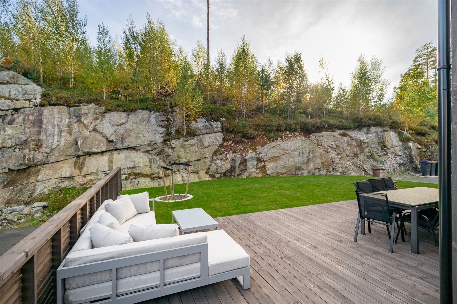 Luftig hage med god plass til lek og moro! Galleribilde