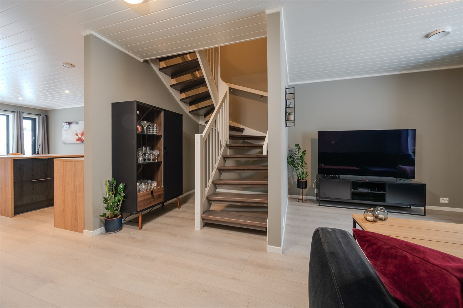 Praktisk planløsning med stue og kjøkken på hver side av boligen Galleribilde