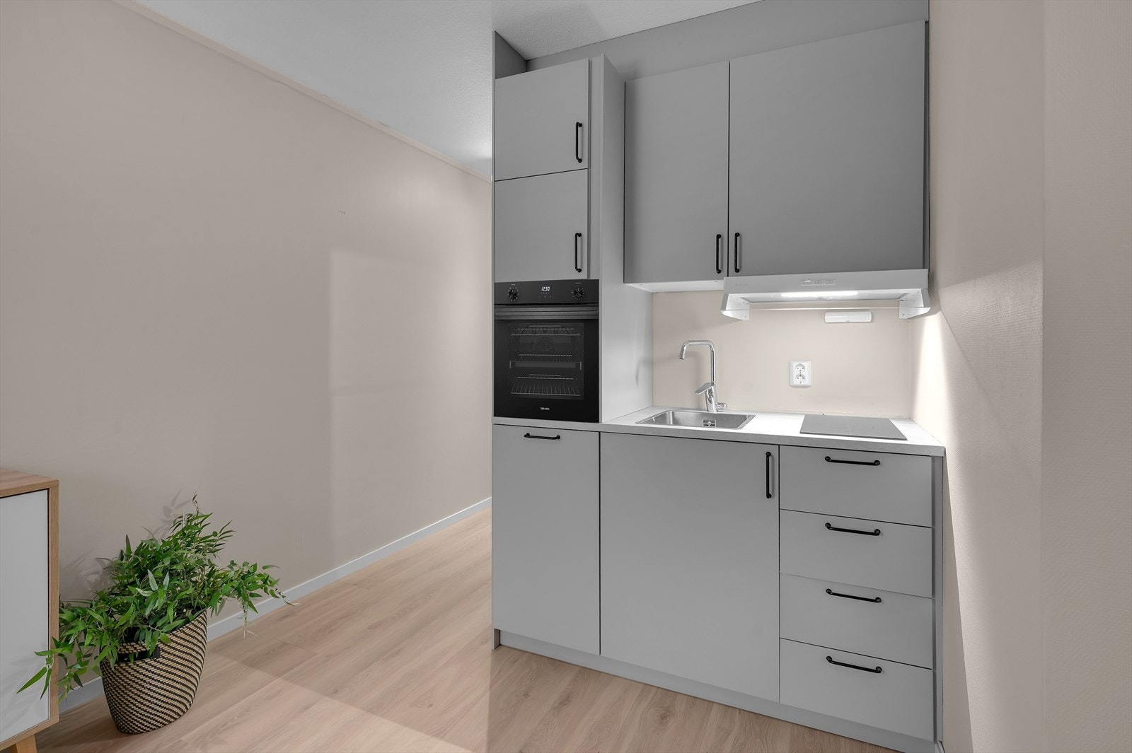 Pent og arealeffektivt kjøkken (Stekeovn er ikke lik som på bildet) Galleribilde