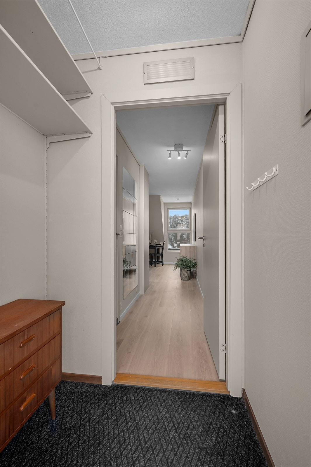 I gangen er det god plass til oppheng av yttertøy og annet Galleribilde