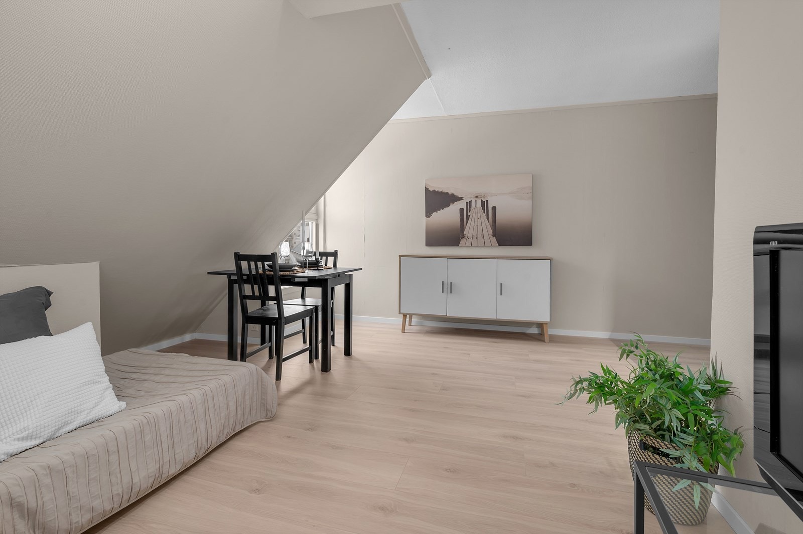 Stuen har plass til en kombinert sofa/seng samt spisebord med tilhørende møblement Galleribilde