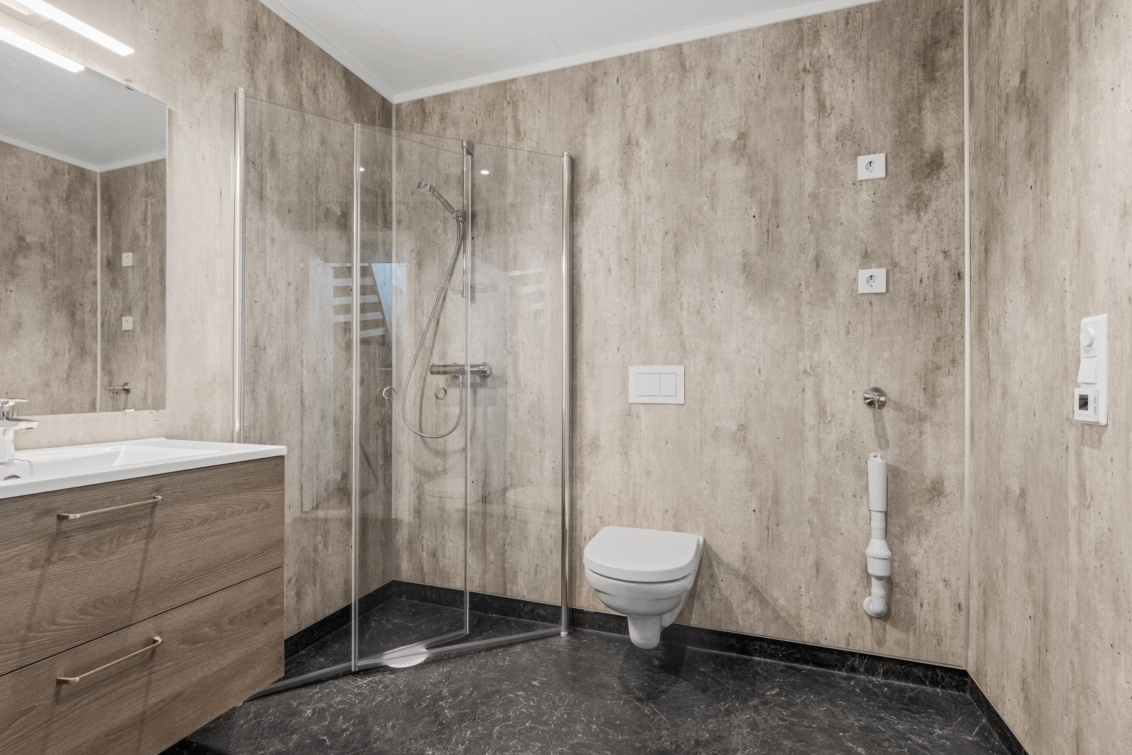 Varme i gulvet og praktisk belysning. Galleribilde