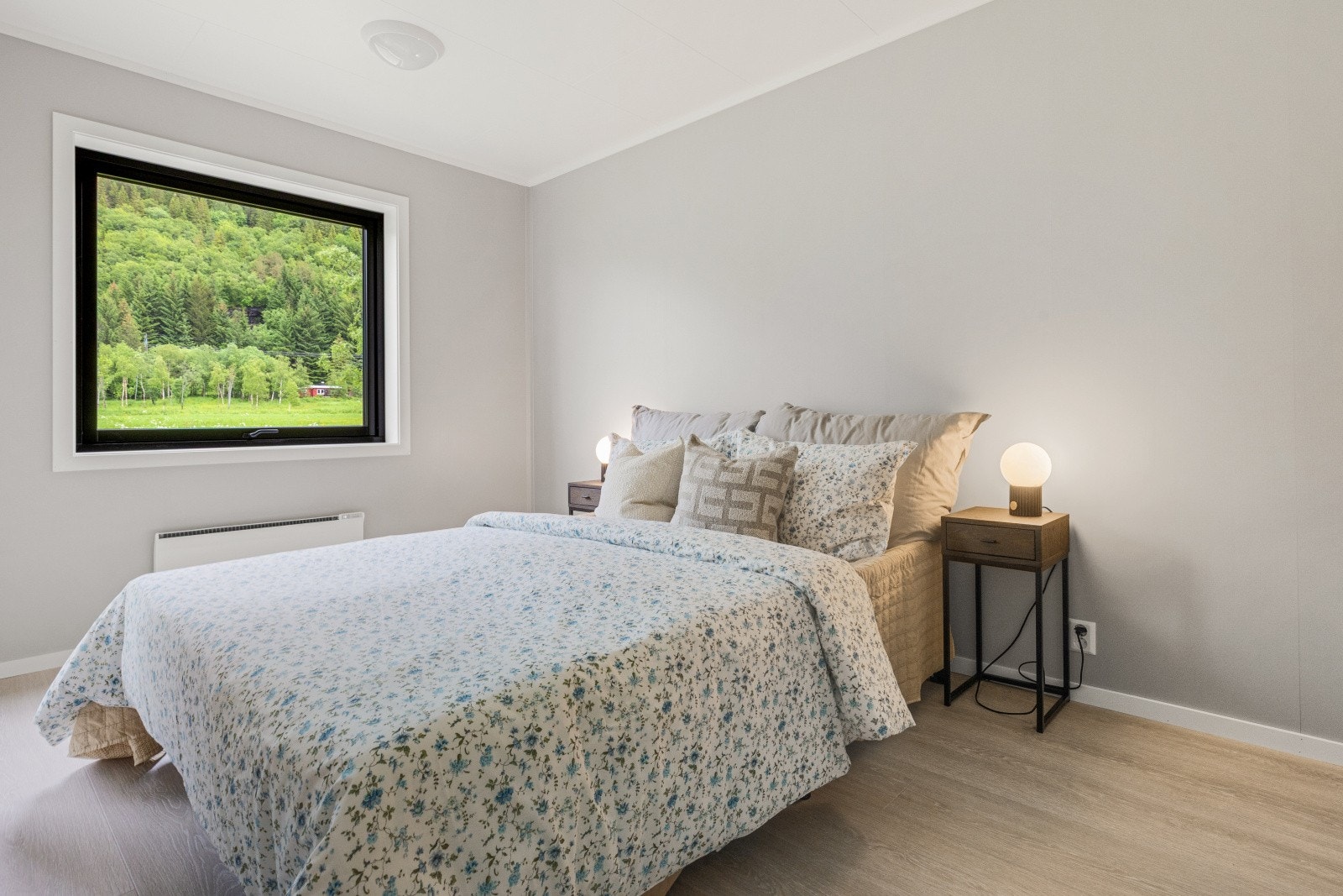 Hovedsoverommet har plass til dobbeltseng og skap. Galleribilde