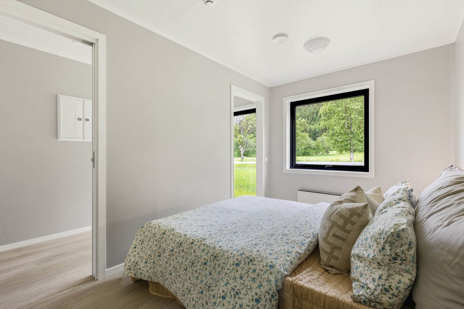 Hovedsoverommet har plass til dobbeltseng og skap. Galleribilde