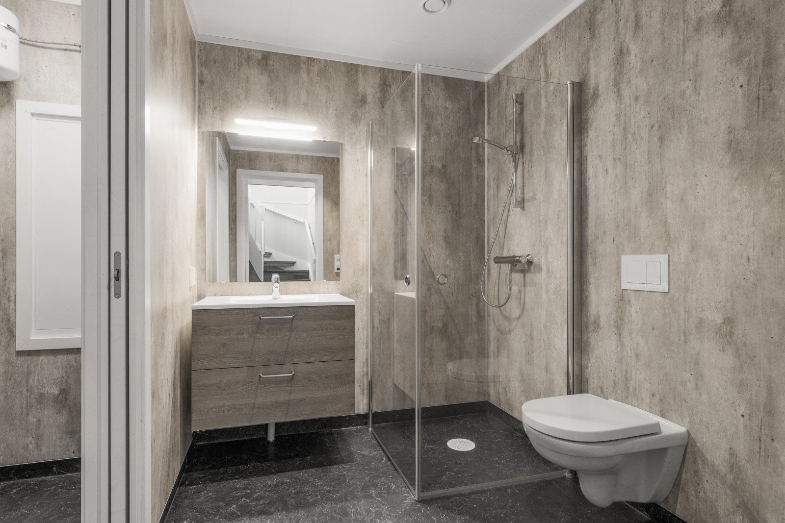 Varme i gulvet og praktisk belysning. Galleribilde