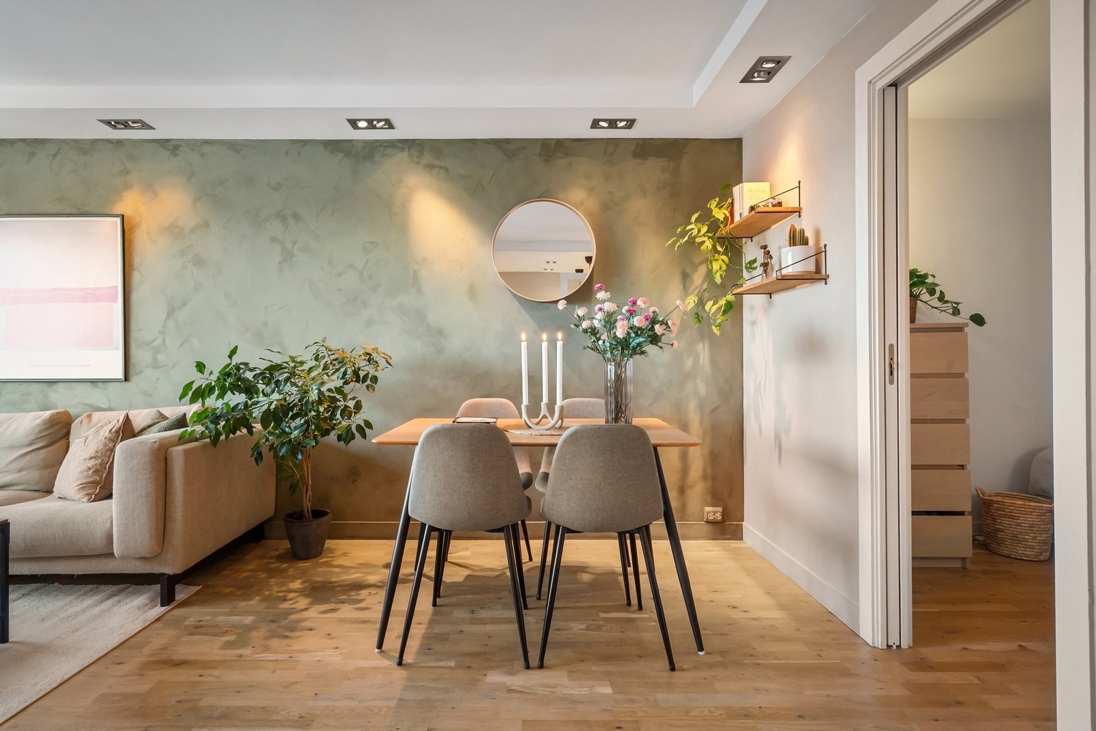 Downlights i himling med dimme funksjon som gir stemningslys i allrommet Galleribilde