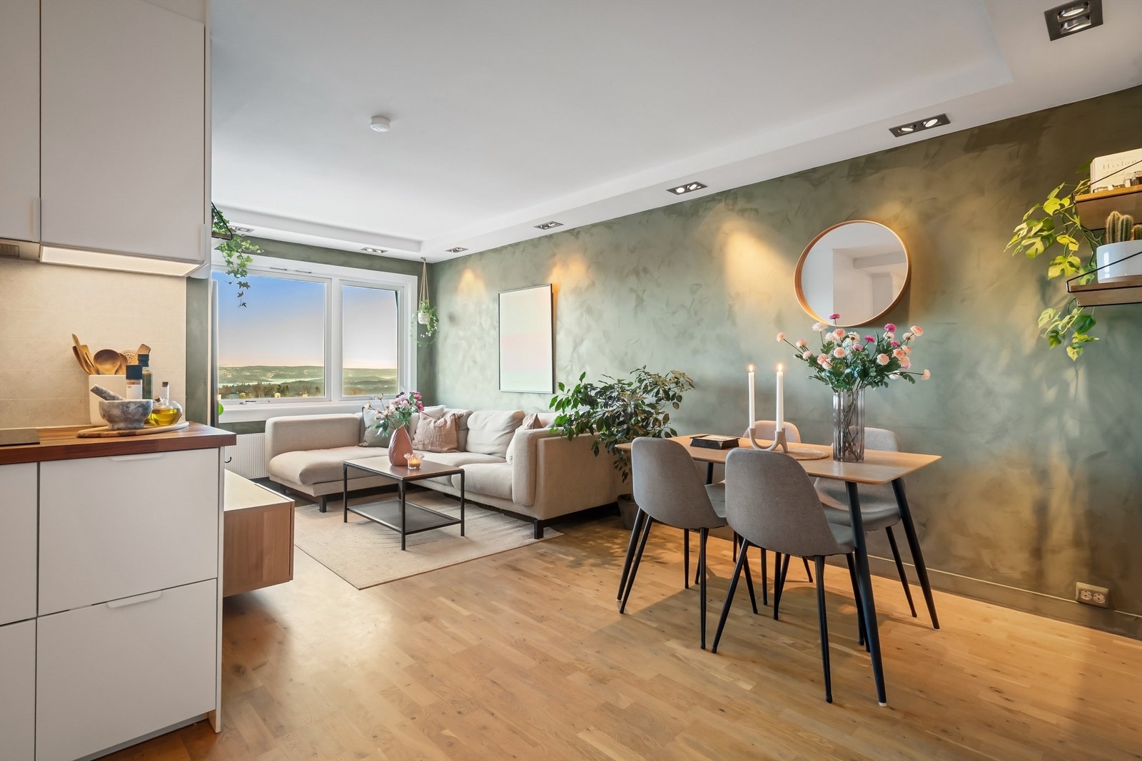 Stuen og kjøkkenet har en dels åpen løsning og sammen utgjør de et lyst og smakfullt rom med gode møbleringsmuligheter Galleribilde