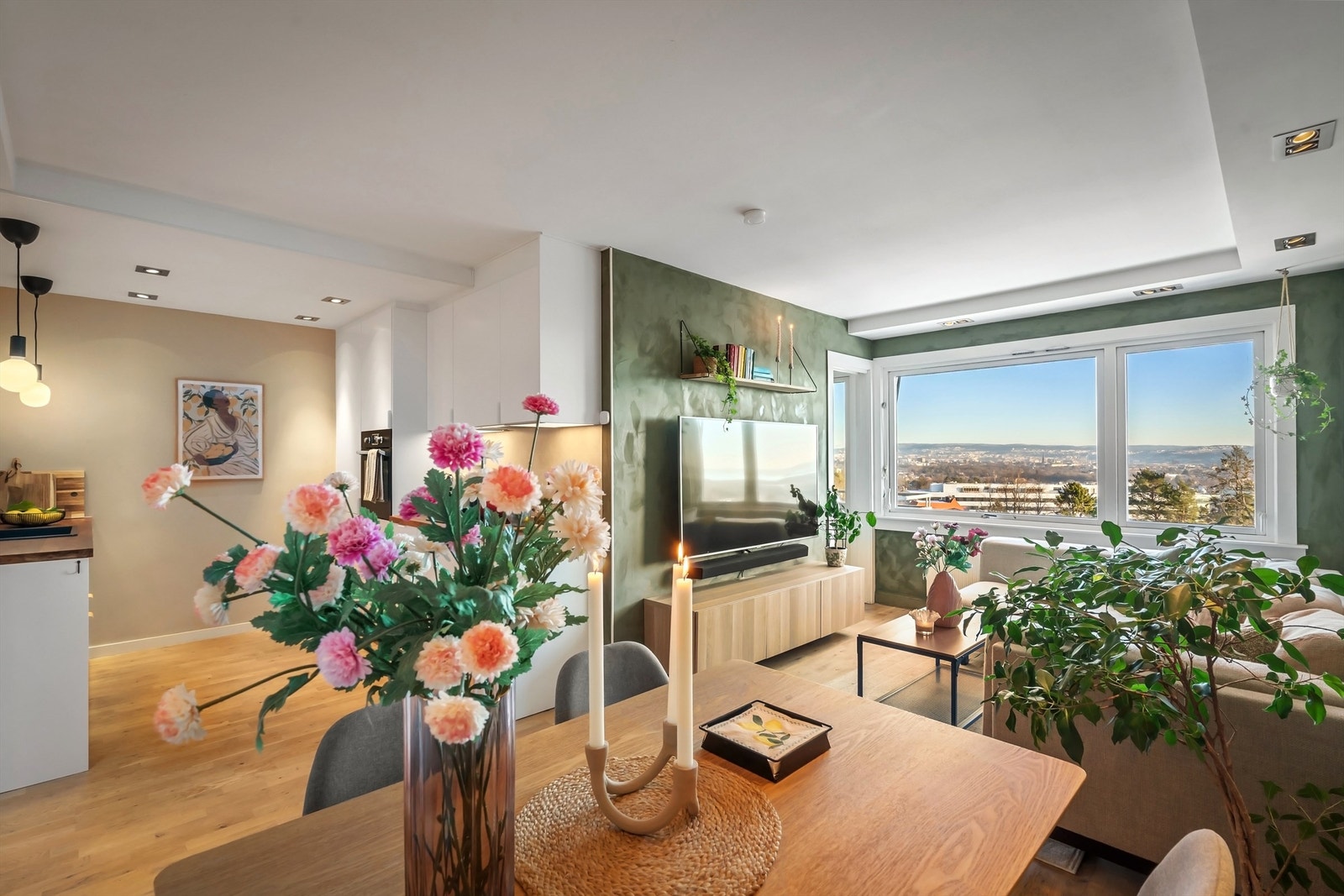 Leiligheten er innholdsrik og byr på en god planløsning. Oppgradert med nytt kjøkken fra 2023. Slipte og behandlede parkettgulv i alle rom Galleribilde