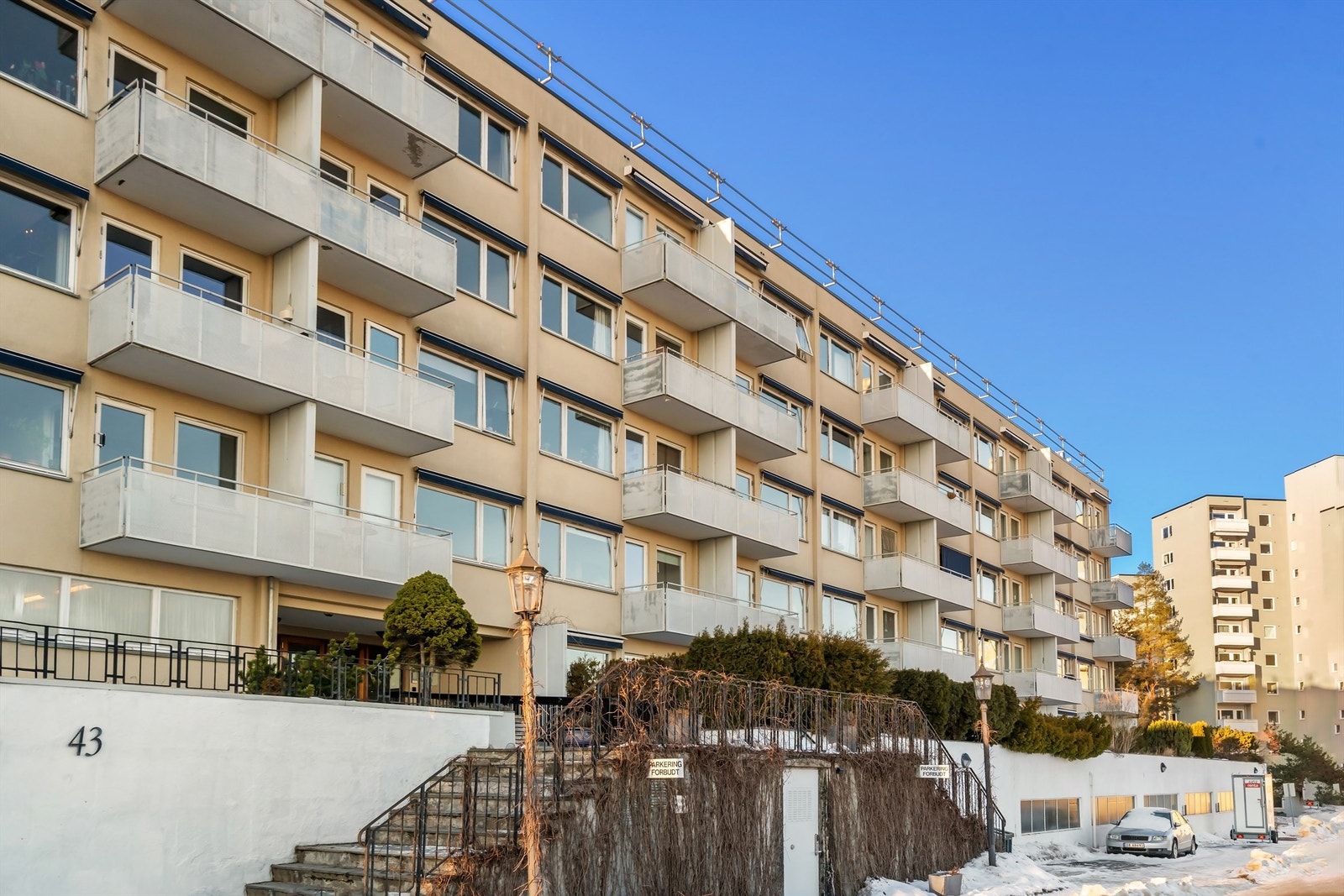 Leiligheten ligger i byggets 3. etasje med heisadkomst. Det er muligheter for leie av parkeringsplass i felles garasjehus ved behov. Fri gateparkering rett utenfor langs T-banestasjonen Galleribilde