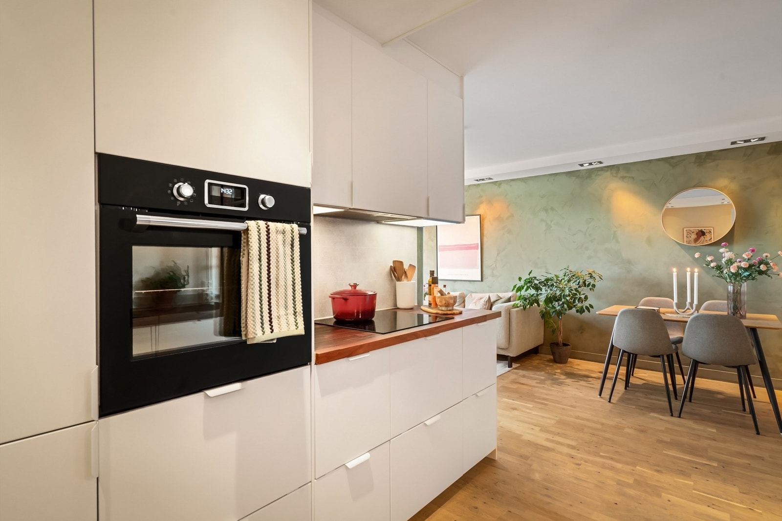 Godt utstyrt med integrerte hvitevarer som stekeovn, induksjonstopp, oppvaskmaskin og kjøleskap med fryser Galleribilde