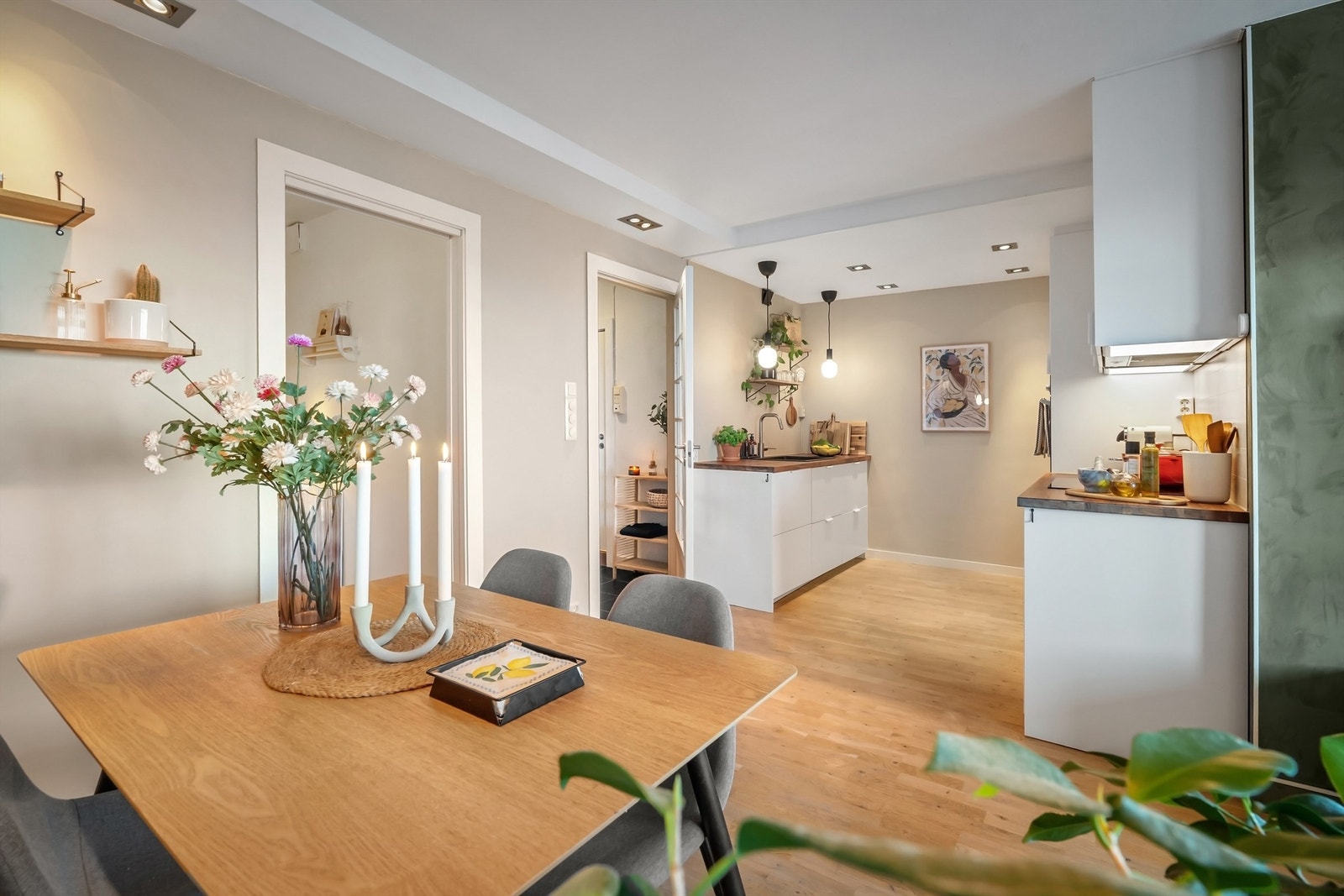 Det medfølger 2 boder til lagring. Den ene ligger i 1.etasje, mens den andre er å finne i 2. etasje. I tillegg er det felles sykkelboder Galleribilde