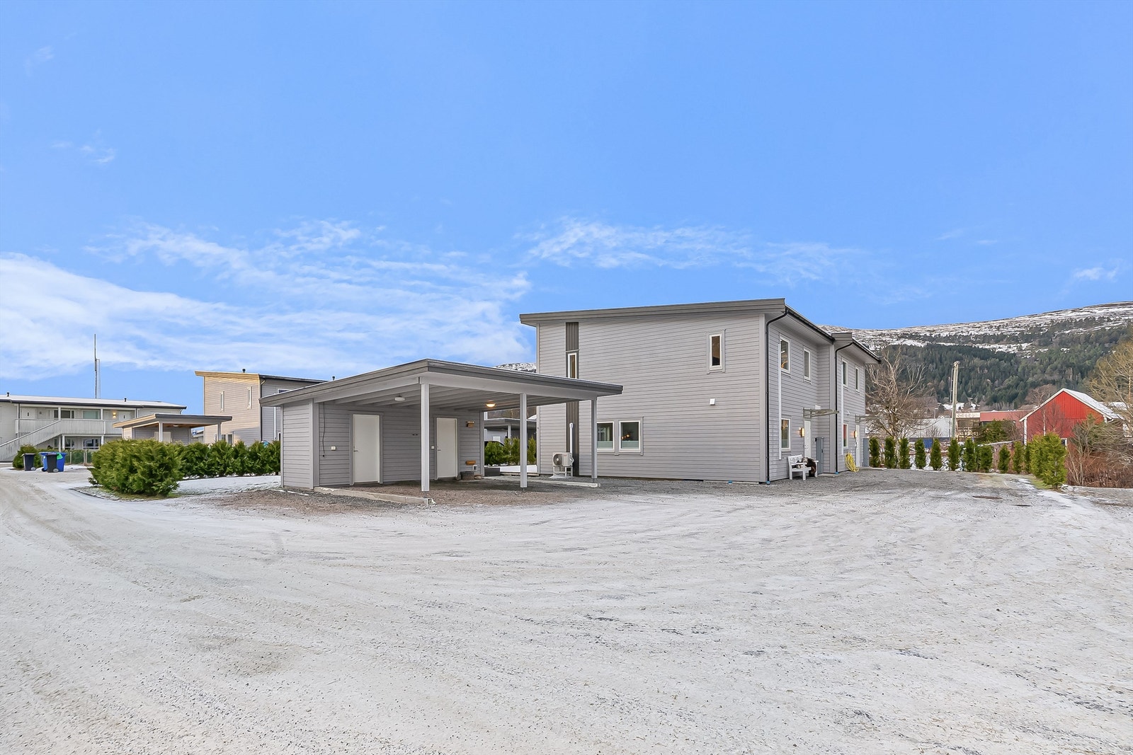 Parkering i carport. Sportsbod i bakkant. El-bil lader montert. Galleribilde