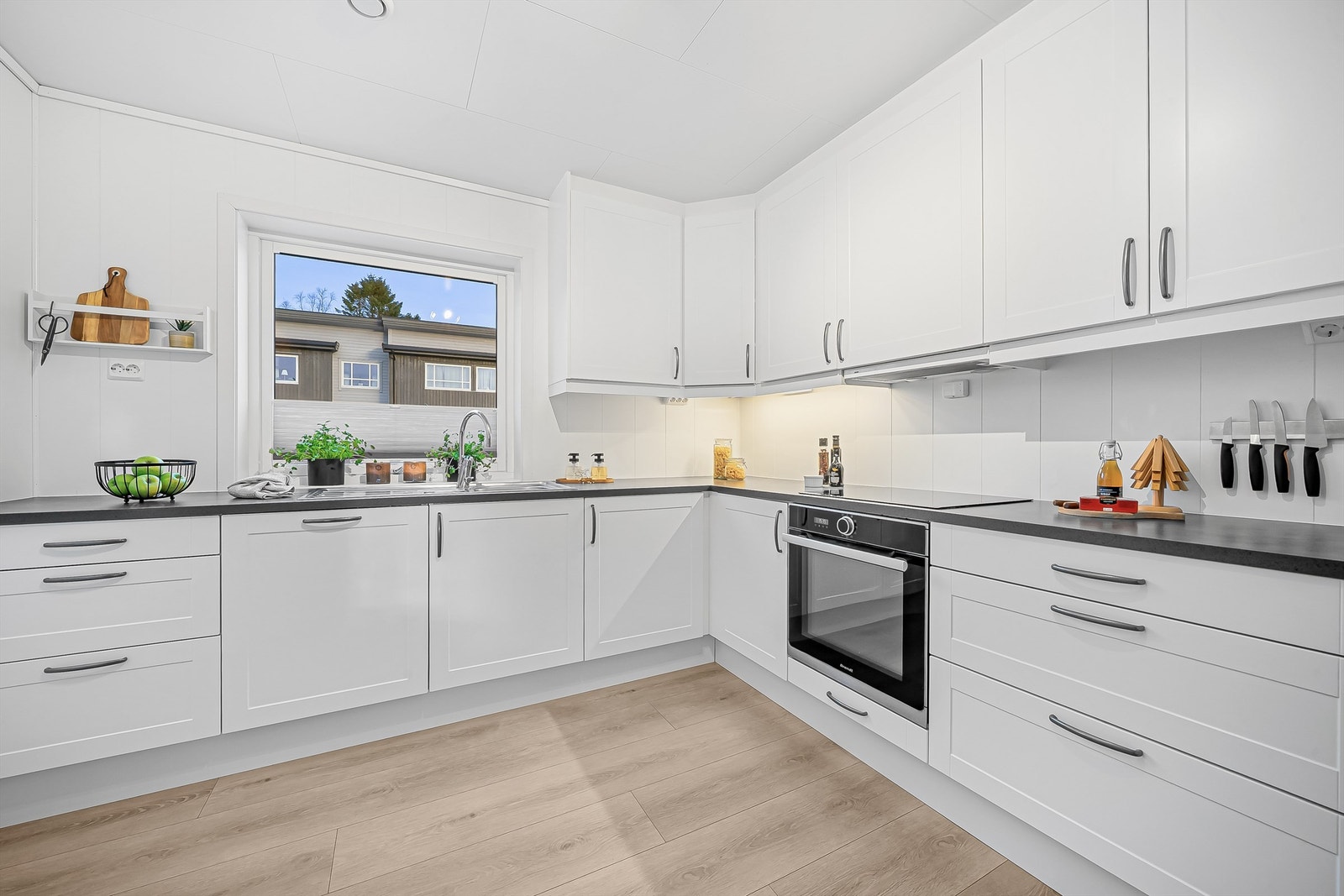 Romslig kjøkken med mye skap- og benkeplass. Galleribilde