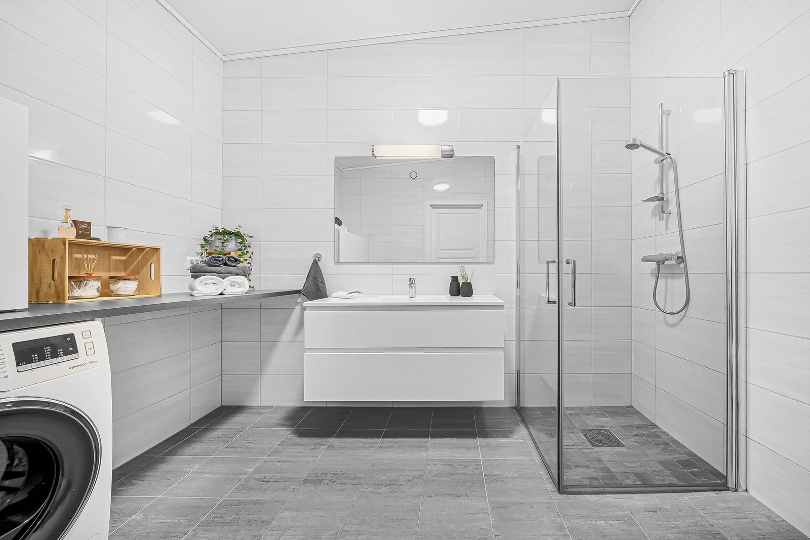 Romslig og moderne bad/vaskerom i 2. etasje. Galleribilde