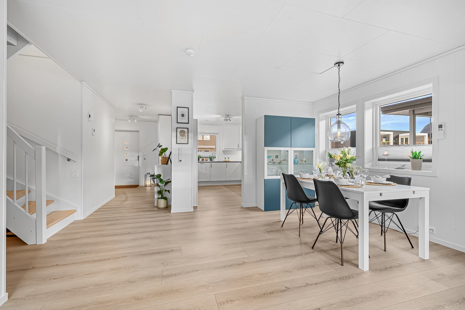 Lys og fin stue med god plass til både spisestue og sofakrok. Galleribilde