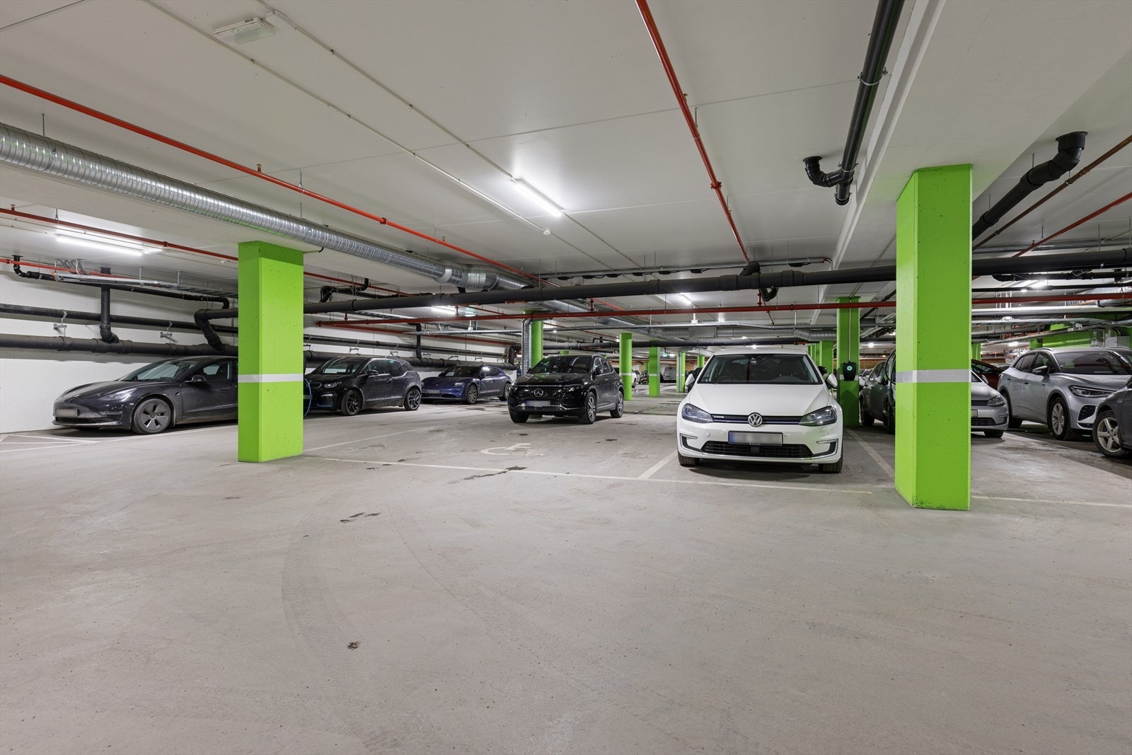 Det medfølger en parkeringsplass med Elbil-lader til leiligheten, plass nr. 39. Galleribilde