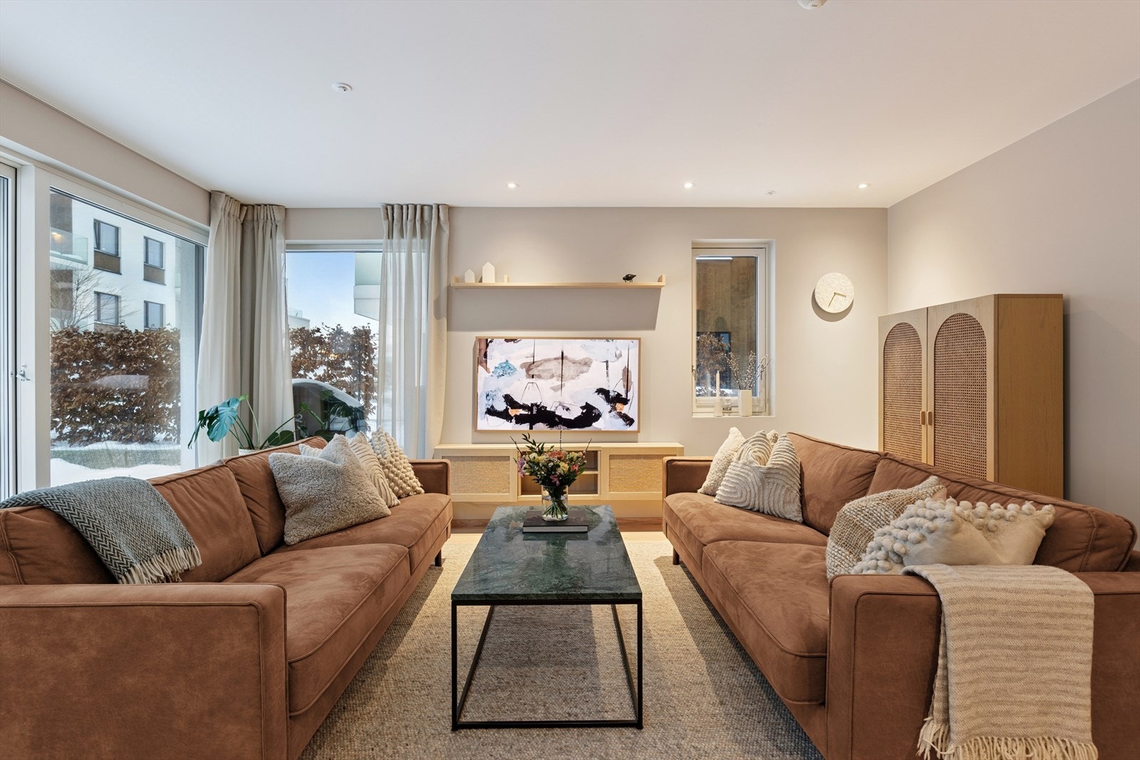 De store vinduene slipper inn rikelig med dagslys og gir en god atmosfære i rommet. Galleribilde