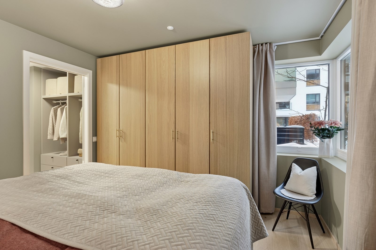 Hovedsoverommet er utstyrt med garderobeskap, en praktisk løsning som gir ekstra lagringsplass og god organisering. Galleribilde