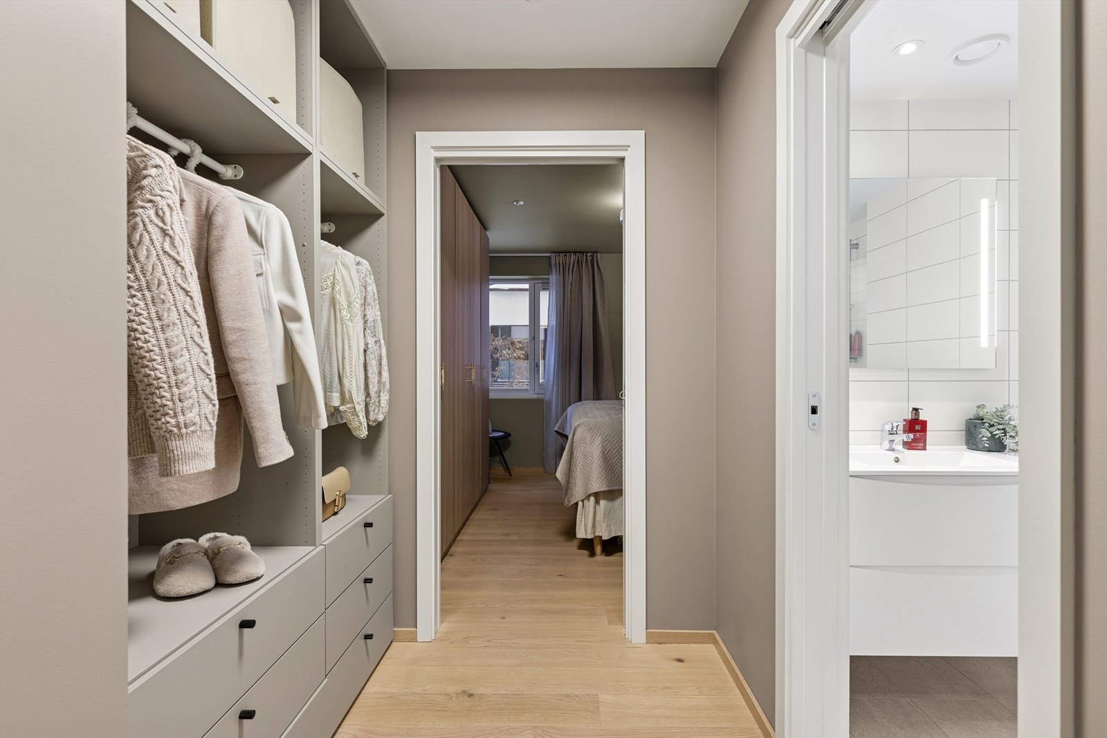 Hovedsoverommet er utformet som en suite tilgang til egen walk-in garderobe og det ene badet. Galleribilde