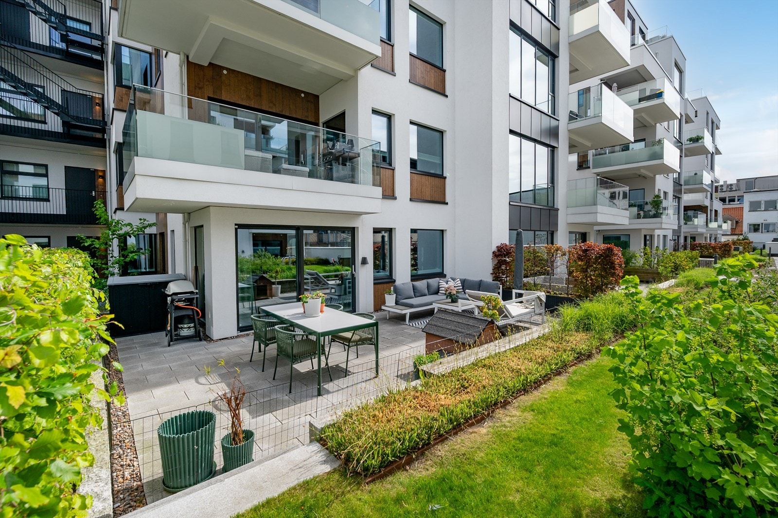 Privat bilde fra selger. Viser uteområde på sommerstid. Galleribilde