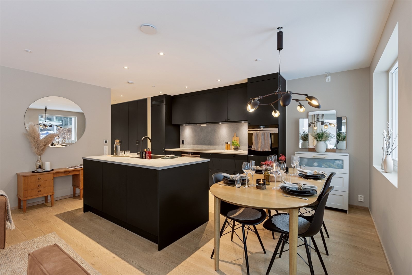 I tilknytning til kjøkkenet, kan spisebord enkelt plasseres. Galleribilde